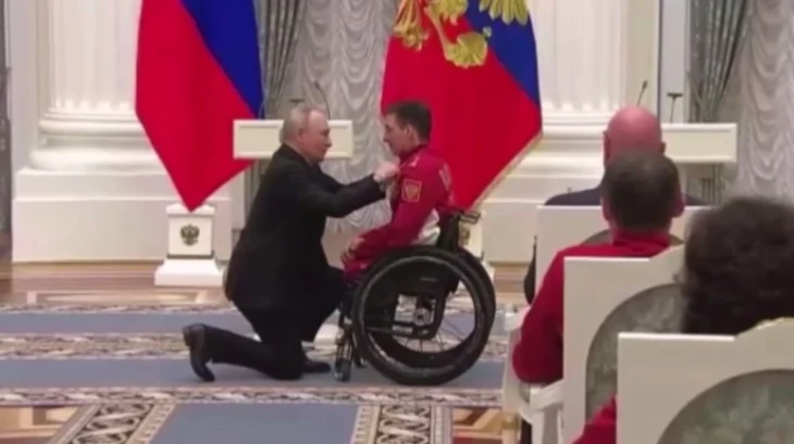 Путин встал на колено, награждая двукратного паралимпийского чемпиона Голубкова