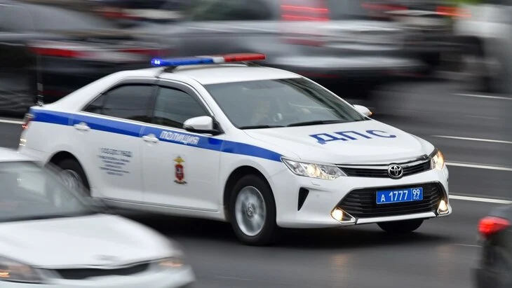 Автомобиль въехал в бетонный блок на МКАД