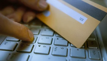 Пенсионерка продала две квартиры за 93 миллиона рублей и отдала деньги аферистам Пенсионерка продала две квартиры за 93 миллиона рублей и отдала деньги аферистам