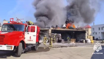 Крупный пожар произошел в металлическом ангаре в Томске