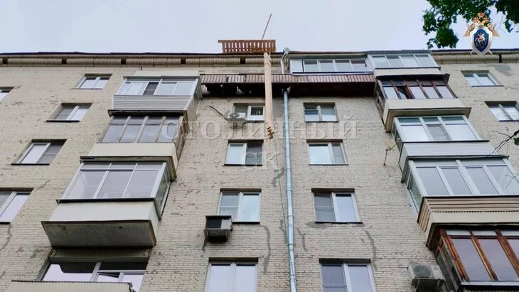 Рабочий погиб в результате падения с крыши на Ленинском проспекте Москвы Рабочий погиб в результате падения с крыши на Ленинском проспекте Москвы