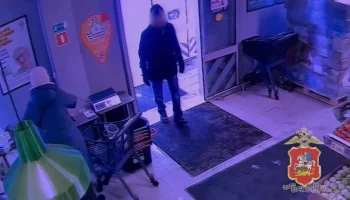 Мужчина напал с ножом на прохожих и угрожал продавцу магазина в Подольске