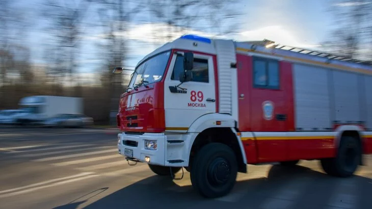 Автомобиль загорелся на внешней стороне ТТК Автомобиль загорелся на внешней стороне ТТК