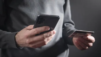 "Известия": россияне столкнулись с блокировками после переводов самому себе