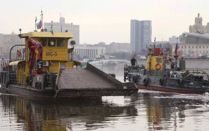 Коммунальный флот собрал более 600 тонн мусора с водной акватории Москвы