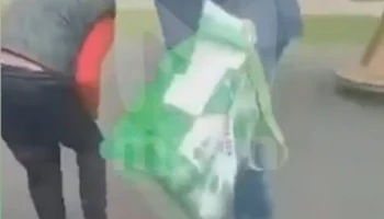 Полицейские изучают видео, на котором мужчина наносит удары мальчику в Москве