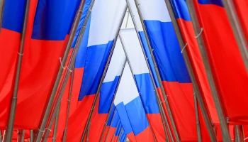 Более 700 флагов украсят Москву в честь Дня государственного флага РФ