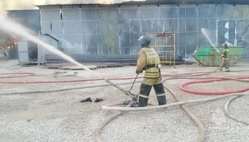 Пожарные ликвидировали открытое горение в мебельном цехе в Шатуре