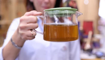 Диетолог Лазуренко рассказала, помогает ли чай похудеть