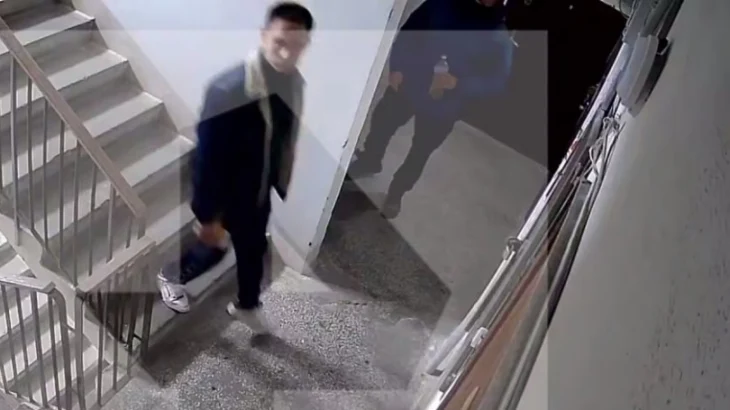 Курьер в Екатеринбурге облил маслом дверь клиентки из-за замечания об опоздании Курьер в Екатеринбурге облил маслом дверь клиентки из-за замечания об опоздании