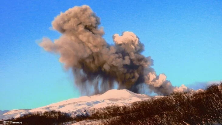 Вулкан Эбеко на Курилах выбросил пепел на высоту 2 км