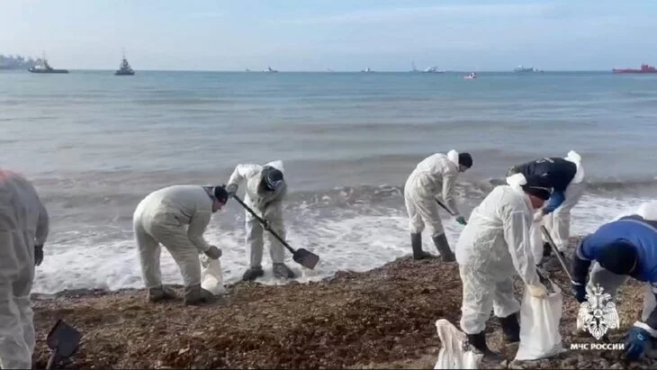 МЧС зафиксировало загрязнение мазутом на побережье Ялты