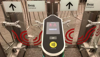 В столичном метро возобновили оплату проезда банковскими картами