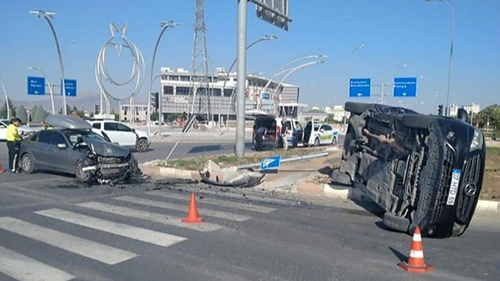 Шесть россиян пострадали в ДТП с микроавтобусом в Турции Шесть россиян пострадали в ДТП с микроавтобусом в Турции