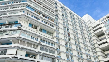 Три жилых дома, запечатленных в российских телесериалах, преобразились после капитального ремонта