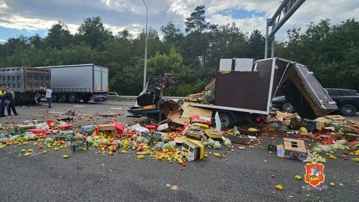 В Подмосковье человек погиб в ДТП с "Газелью" и грузовиком В Подмосковье человек погиб в ДТП с "Газелью" и грузовиком