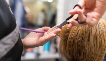 Клиентка избила парикмахера в Кемерове