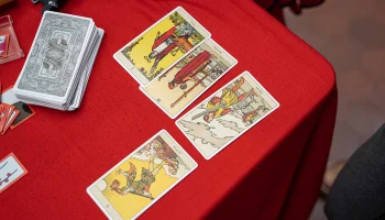 Россиян призвали избегать эзотериков и наставников «по заземлению» Россиян призвали избегать эзотериков и наставников «по заземлению»