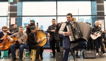 Свыше 30 артистов &laquo;Музыки в метро&raquo; поздравили пассажиров с Днем рождения БКЛ