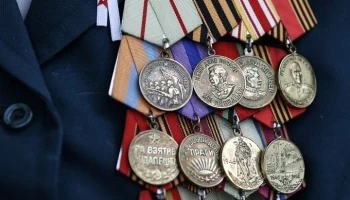Собянин вручил ветеранам ВОВ памятные знаки "85 лет битвы за Москву"