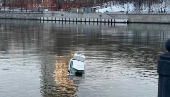 Автомобиль упал в Москву-реку в районе Лужнецкой набережной