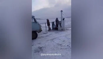 Паром с людьми застрял во льдах на реке Вилюй в Якутии