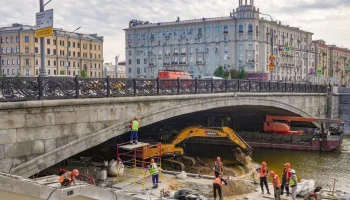 Пролетные строения нового пешеходного моста на Болотной набережной смонтировали в&nbsp;центре Москвы