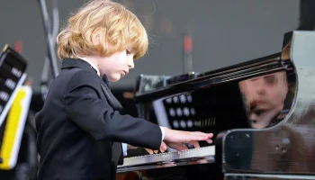 Российский пианист-вундеркинд Мысин занял второе место на Моцартовском конкурсе