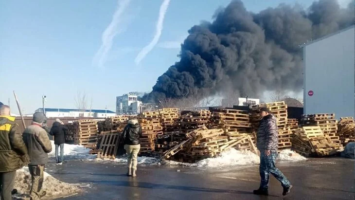Число пострадавших при пожаре в цехе в Ростовской области выросло до трех