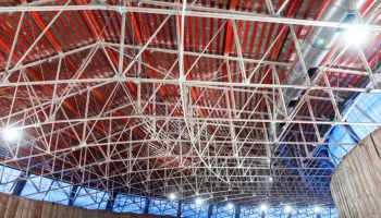 Реставрация стропильных ферм завершилась в гараже Константина Мельникова