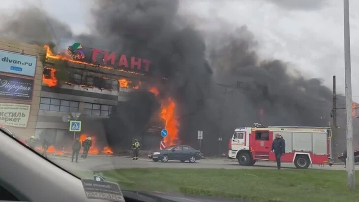 Площадь пожара в ТЦ в Калининграде выросла до 1 тысячи "квадратов" Площадь пожара в ТЦ в Калининграде выросла до 1 тысячи "квадратов"