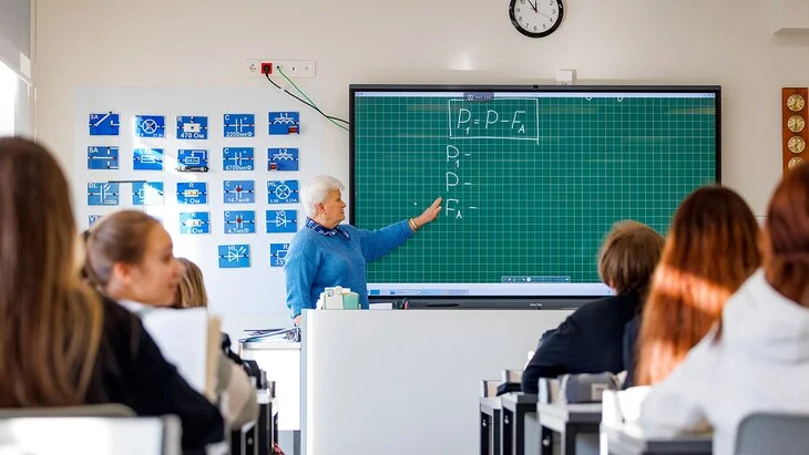 Собянин сообщил о повышении зарплат учителей в Москве с 1 сентября Собянин сообщил о повышении зарплат учителей в Москве с 1 сентября