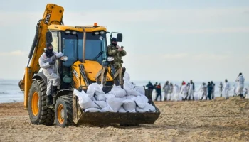 Более 147 тысяч тонн загрязненного мазутом песка вывезли с пляжей Кубани