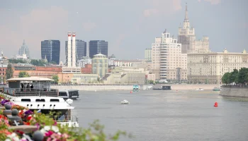 Shot: Мужчина упал с моста Богдана Хмельницкого в центре Москвы