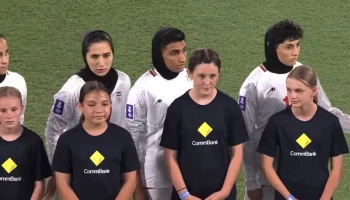 Иранская женская сборная по футболу отказалась петь национальный гимн Иранская женская сборная по футболу отказалась петь национальный гимн