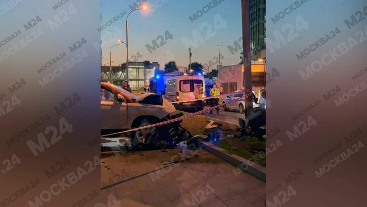 Автомобиль насмерть сбил ребенка на самокате в центре Москвы Автомобиль насмерть сбил ребенка на самокате в центре Москвы