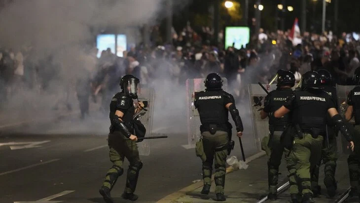 Более 40 полицейских пострадали во время беспорядков в Сербии Более 40 полицейских пострадали во время беспорядков в Сербии