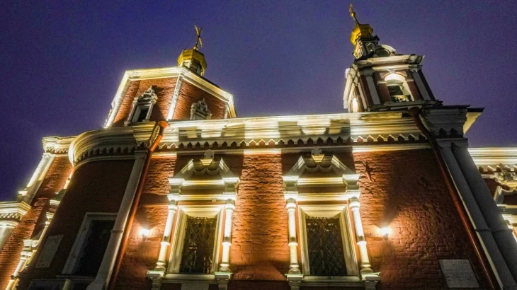 Храм Святых Апостолов Петра и Павла в Москве оборудовали архитектурной подсветкой Храм Святых Апостолов Петра и Павла в Москве оборудовали архитектурной подсветкой