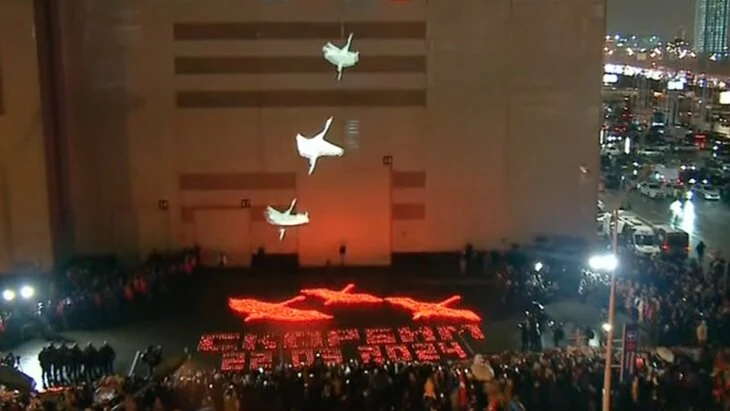 Проекция "Журавли" появилась на "Крокус Сити Холле" в память о жертвах теракта Проекция "Журавли" появилась на "Крокус Сити Холле" в память о жертвах теракта