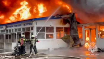 Павильон загорелся в центре Воронежа на площади 800 "квадратов"