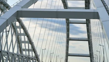 Более 600 автомобилей стоят в очереди к Крымскому мосту Более 600 автомобилей стоят в очереди к Крымскому мосту