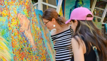 Около 2,5 тысячи художников принимают участие в выставке на Никитском бульваре