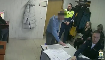 В Югре мужчина вклеил свое фото в чужие паспорта для сдачи экзаменов на права