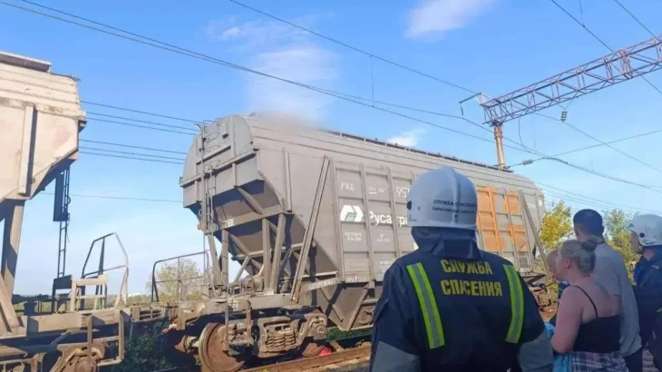 Две девочки получили удар током, забравшись на вагон поезда под Саратовом Две девочки получили удар током, забравшись на вагон поезда под Саратовом