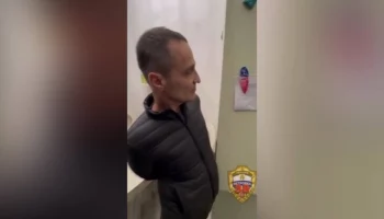 Полицейские обнаружили наркотики у мужчины во время проверки документов в Москве