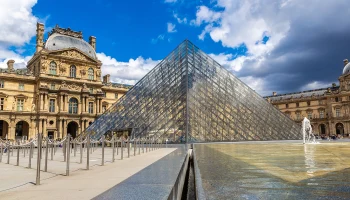 Директор Лувра ушла в отставку Директор Лувра ушла в отставку