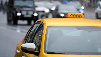 Москвич отсудил 20 тысяч рублей у таксиста, из-за которого опоздал на поезд