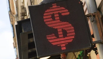 Экономист Щербаченко: курс доллара в июле будет колебаться от 77 до 83 рублей