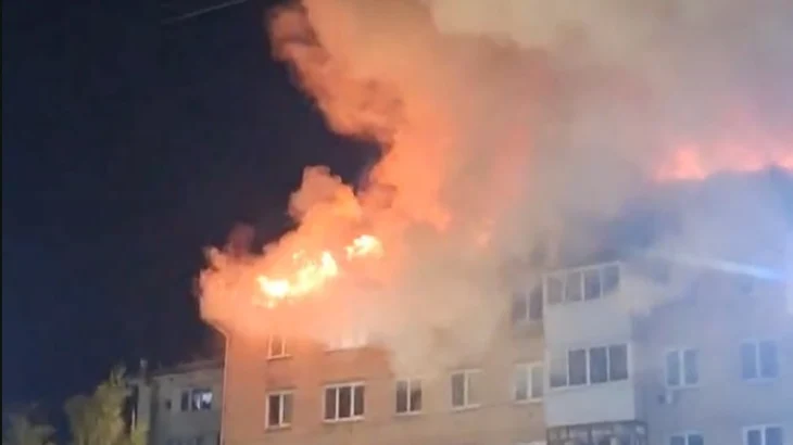 Пожар охватил крышу пятиэтажного дома в Новокуйбышевске, жильцов эвакуировали Пожар охватил крышу пятиэтажного дома в Новокуйбышевске, жильцов эвакуировали