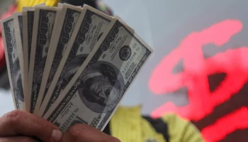 Внебиржевой курс доллара опустился до 80 рублей впервые с августа